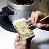 Những chiếc hộp gỗ được nhuộm bằng màu thực vật